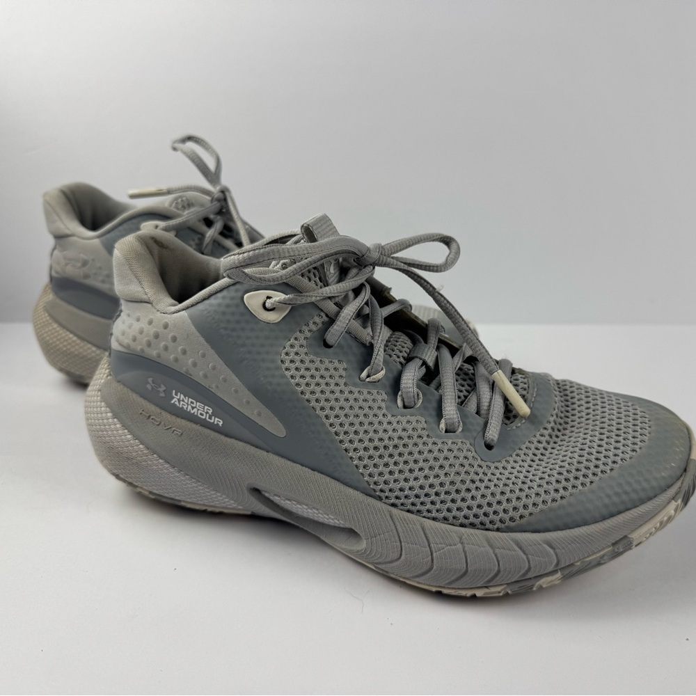 Under Armour women’s HOVR breakthru basketball shoe color grey 7 1/2